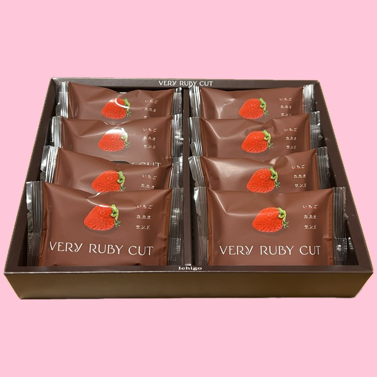 品川駅にあるいちごスイーツ専門店「VERY RUBY CUT | ベリールビーカット」のいちごカカオサンド