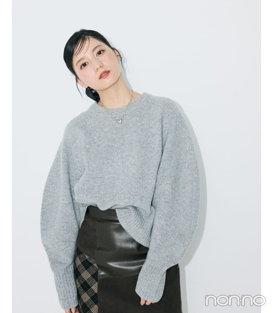小坂菜緒とグレーのクルーネックニット×着こなし