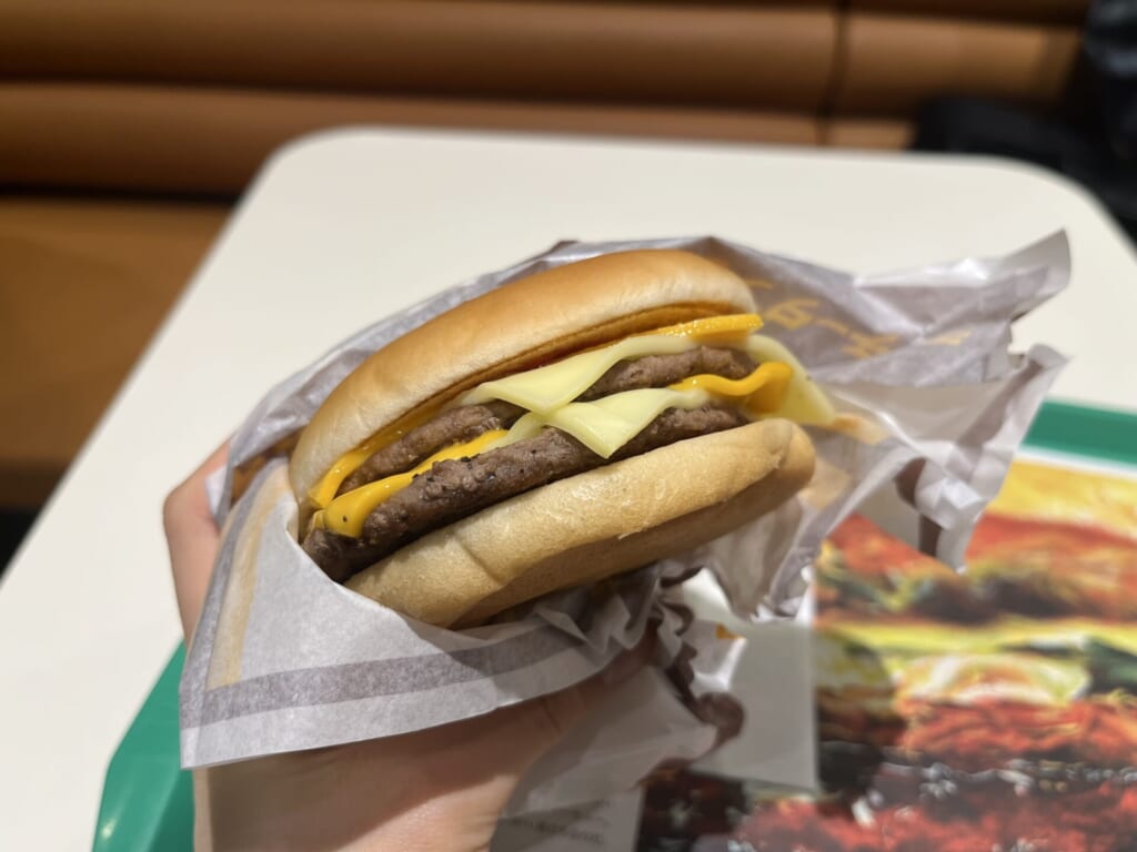 チーズチーズダブルチーズバーガーの包み紙を開けた様子