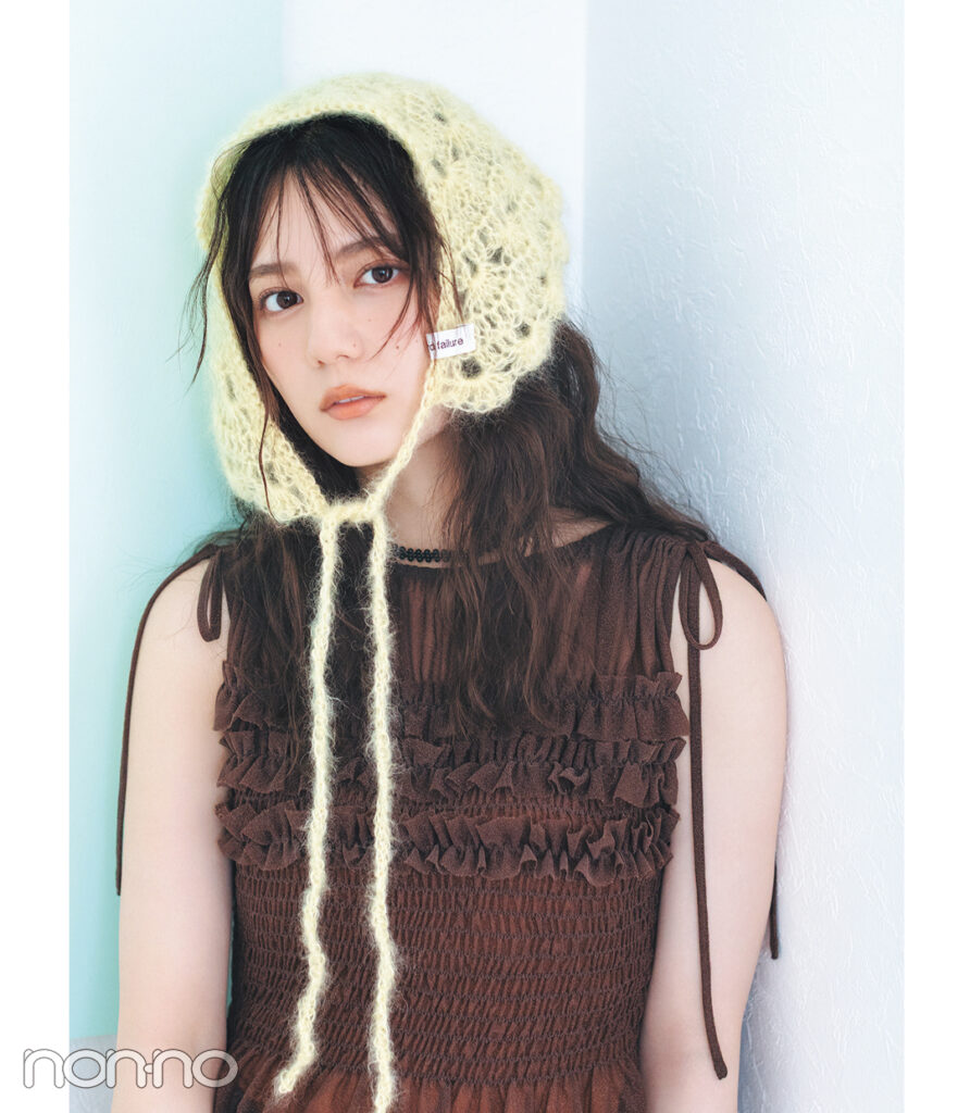 小坂菜緒のトレンドヘア小物「ニットバブーシュカ」