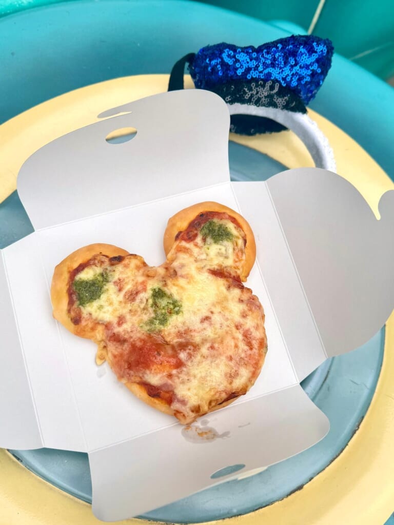 ディズニーランド食べ歩きおすすめ ミッキーピザ