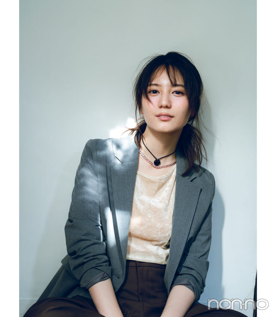 最高気温20度の日のアウター　グレーのテーパードジャケットを着ている女性