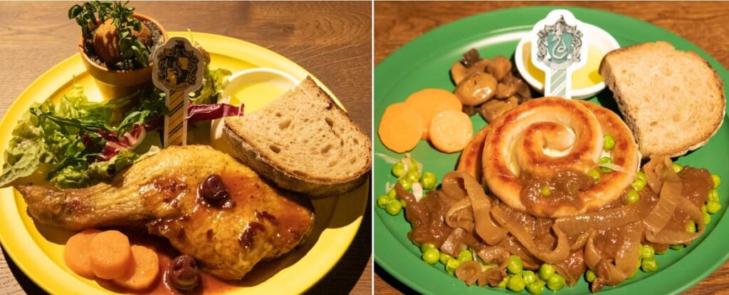 (左)「ハッフルパフ™ プレート(ローストチキン)」(右)「スリザリン™ プレート(バンガーズ&マッシュ)」