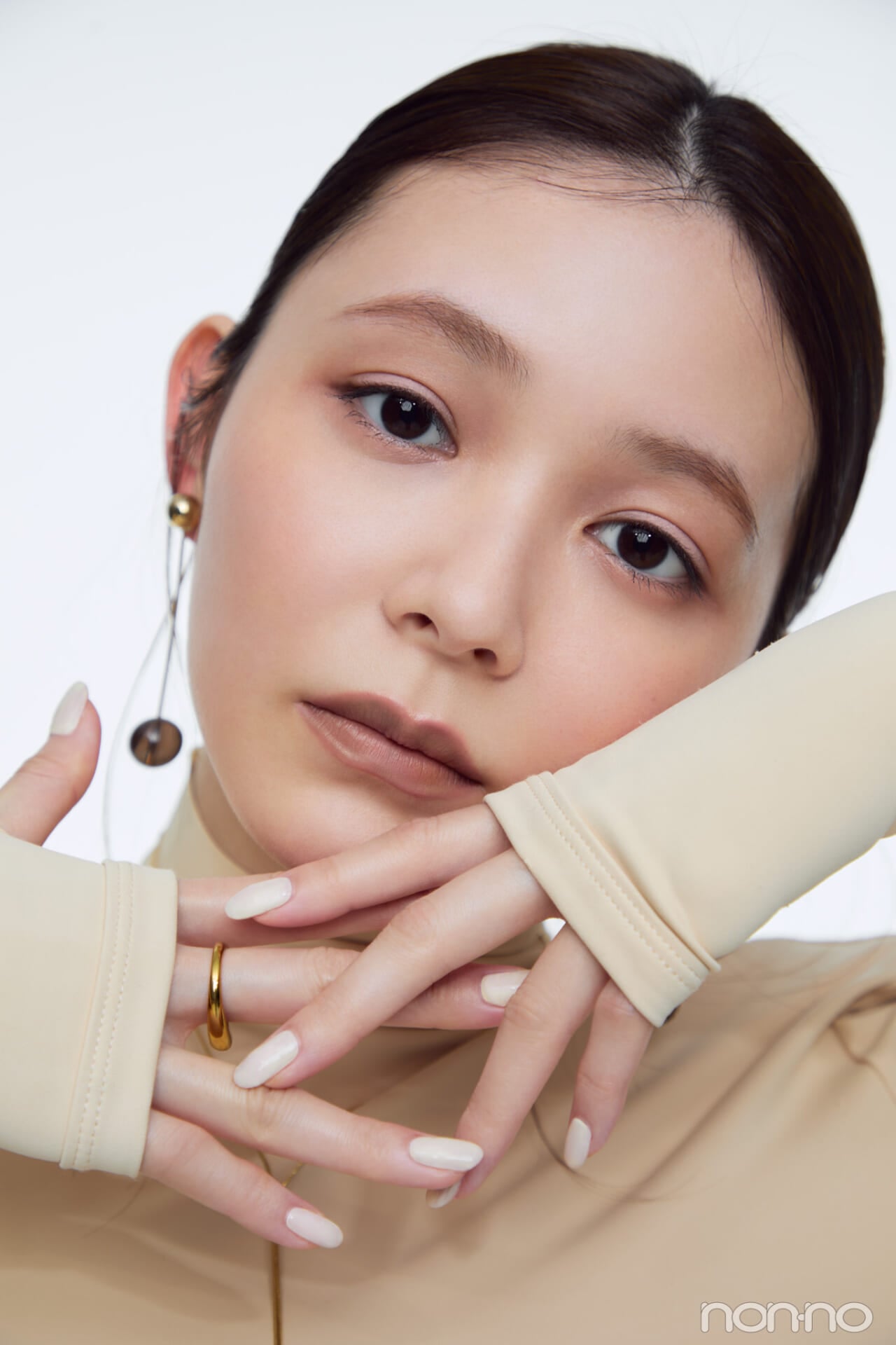 2026新作リップSUQQU ベルベット フィット リップスティックをつけたモデル