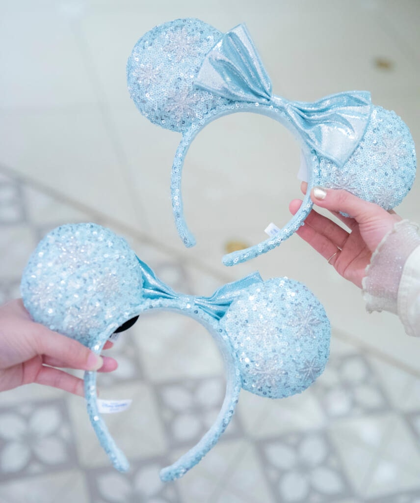 雪と氷の世界を想像させるブルーのカチューシャ