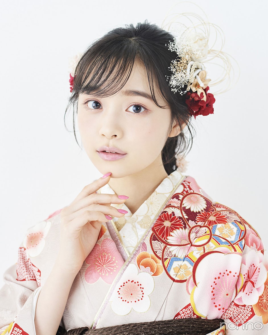 成人式ロングヘアアレンジ　前髪あり三つ編みポニーテールの髪型の正面