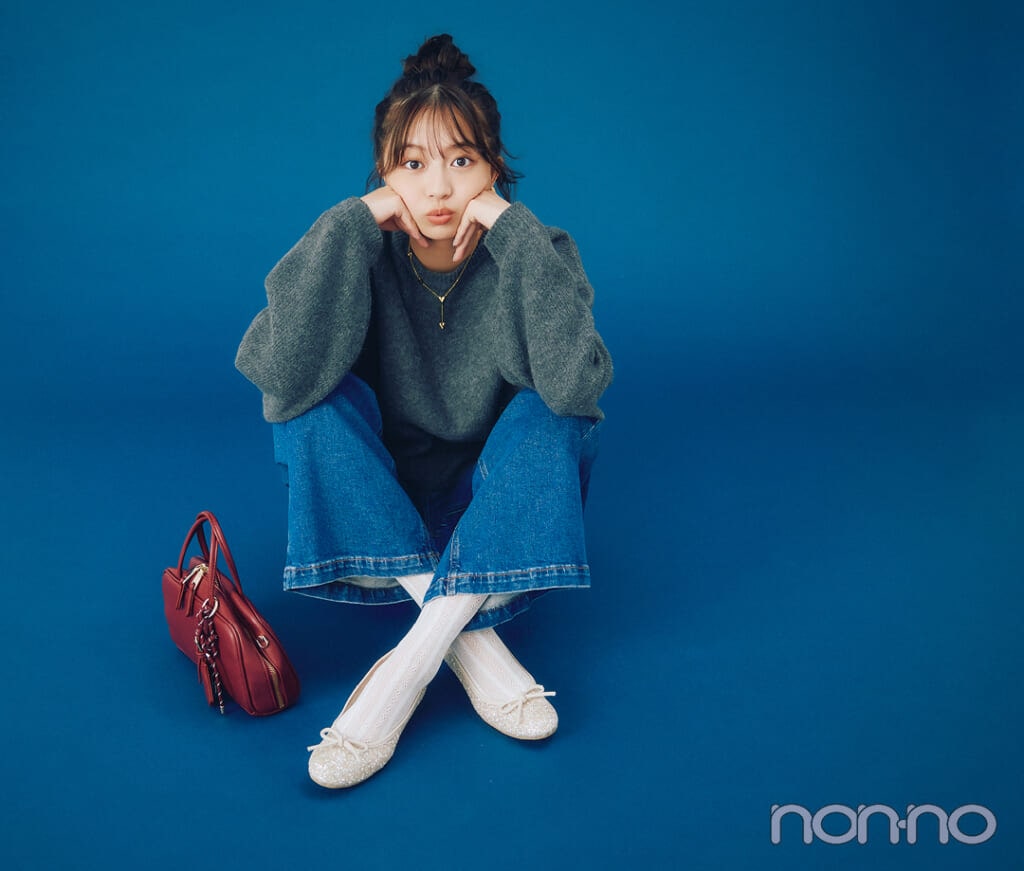 グレーニット×デニムパンツのコーデ