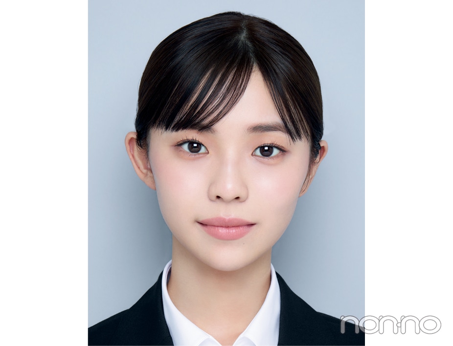 証明写真で肌を一番キレイに見せてくれる背景色は、グレー