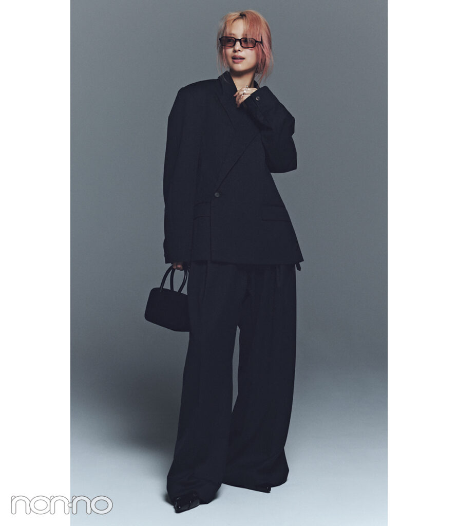 横田真悠が着るSUBLATIONSのハンサムセットアップ