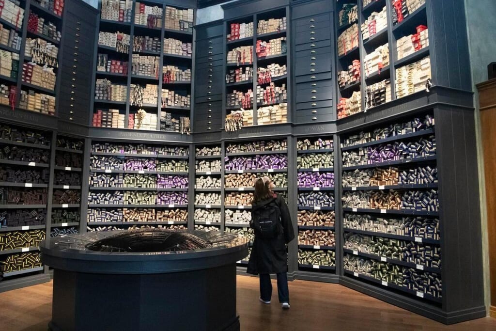 スタジオツアー東京「杖 カスタマイズ（名入れ込み）」杖陳列の様子