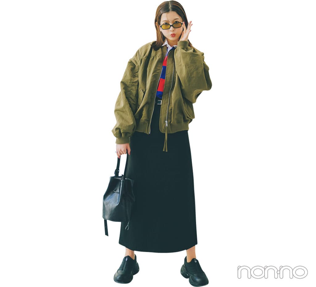 【ディズニーコーデ】黒スカート×カーキブルゾン×黒スニーカー