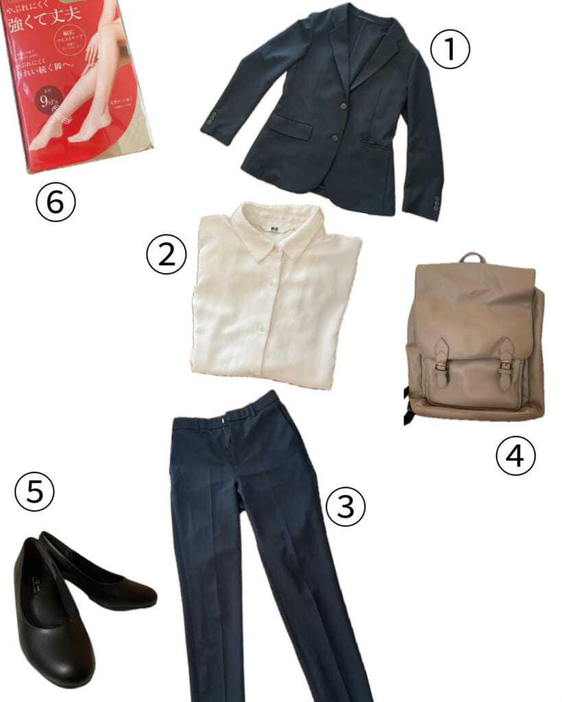 スーツのジャケットとスラックス、カバン、シャツ、黒パンプス、ストッキング