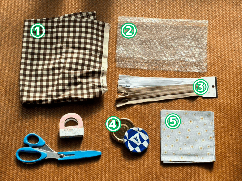 ポーチの材料５つ　ハサミ　テープ