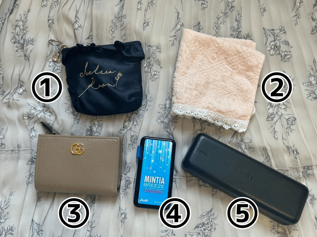 ポーチ、ハンカチ、財布、ミントタブレット、メガネ