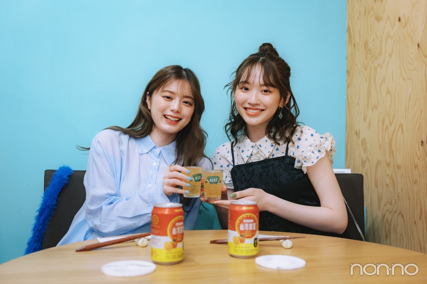 乾杯する紺野彩夏と村上なずな