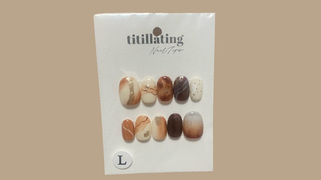 私が購入したtitillatingの秋っぽいカラーカラーが特徴のネイルチップ