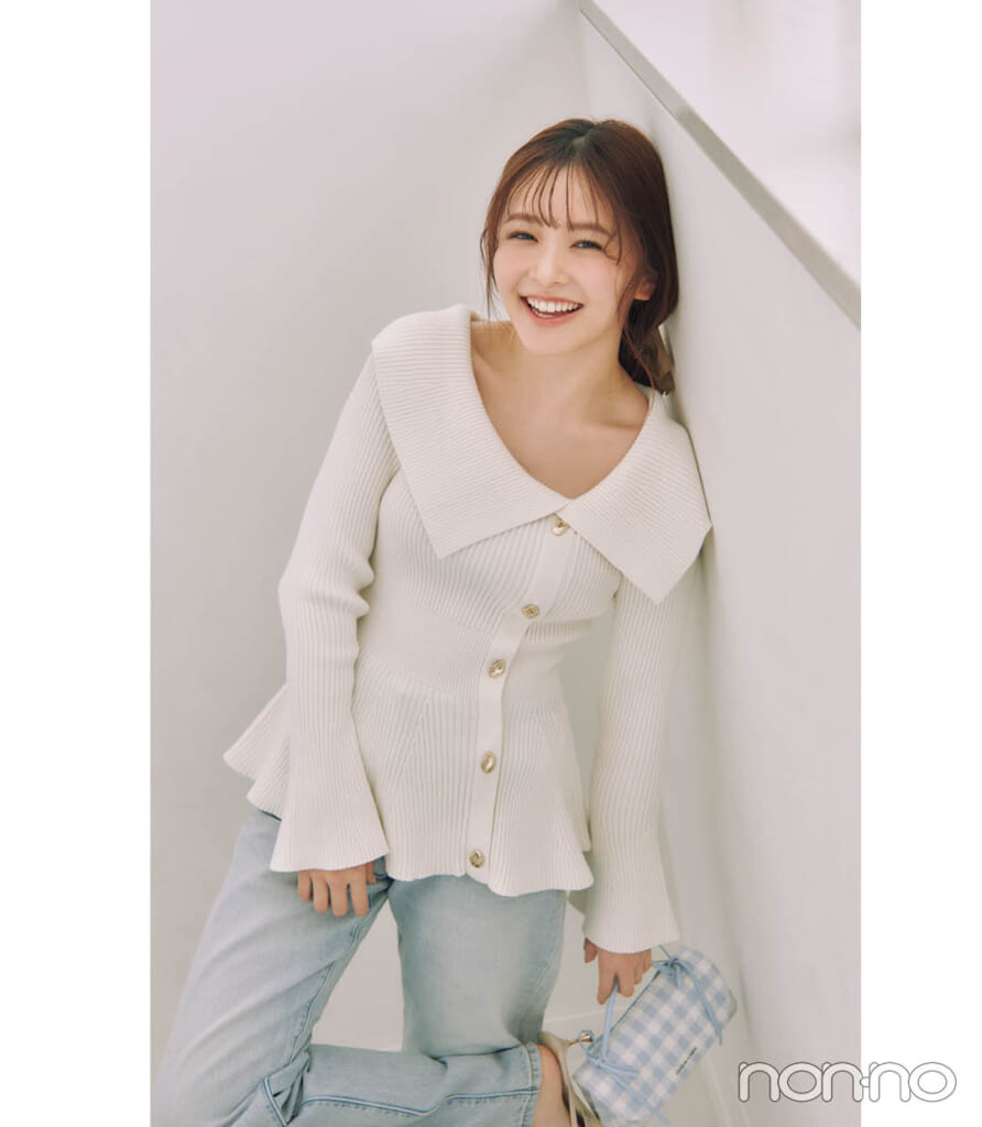 甘フェミニンなセーラー衿トップスを着た久間田琳加