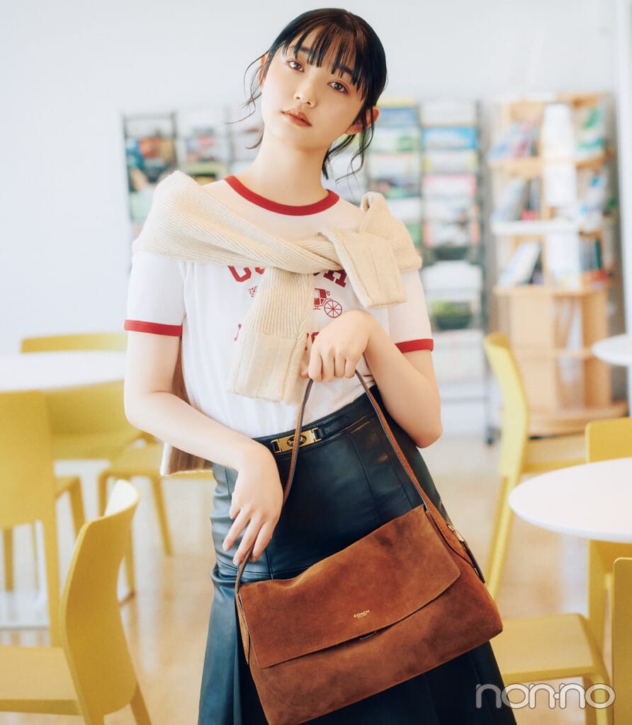 COACH【コーチ】のノートPCが入る通学バッグをもつ小宮山莉渚