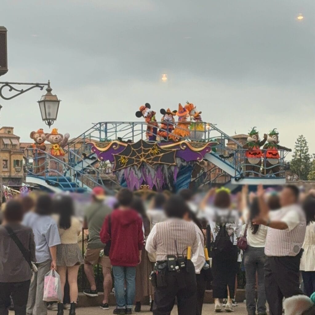 ハロウィングリーティングで船に乗ってハーバーを周るミッキーたち