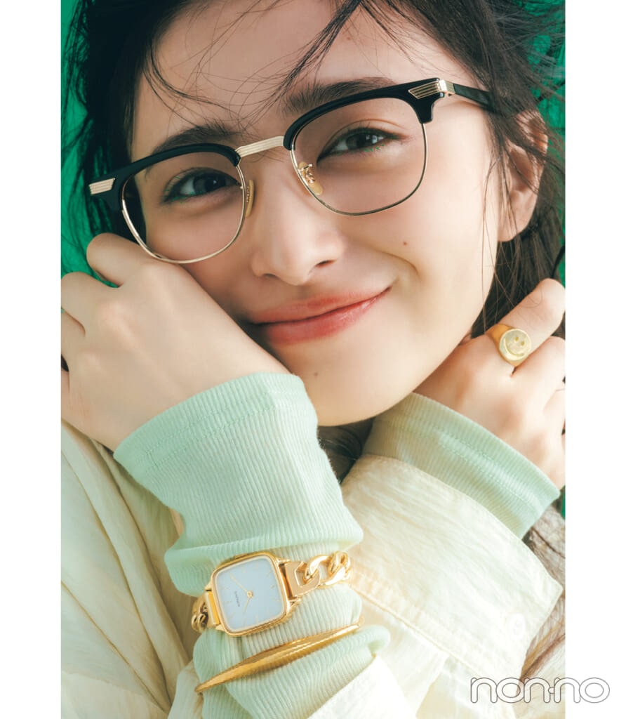 アクセサリーみたいにつけたいチェーンベルト腕時計をつけた井上和