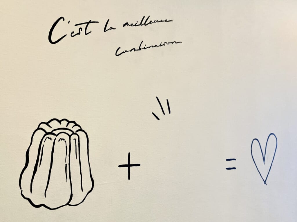 壁にカヌレのイラストが描かれている。