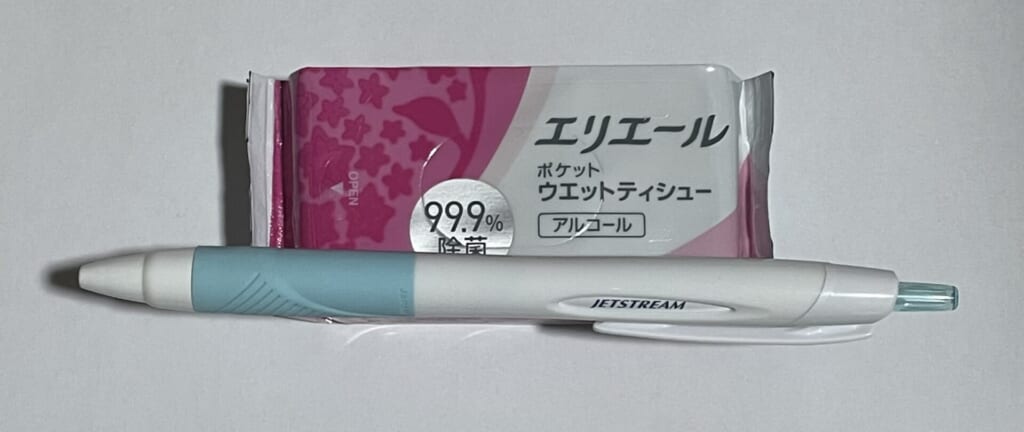 大王製紙株式会社 エリエール『エリエール ポケットウエットティシュー 除菌アルコールタイプ』上側とペンの比較