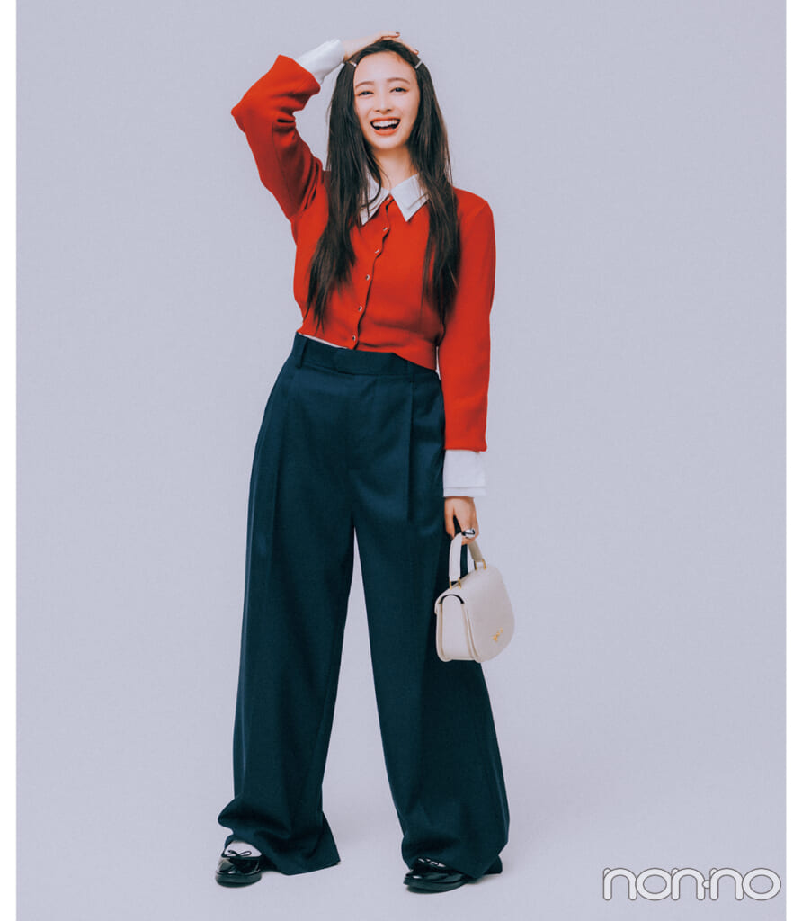 井上和の赤×ネイビーの秋葉コーデ