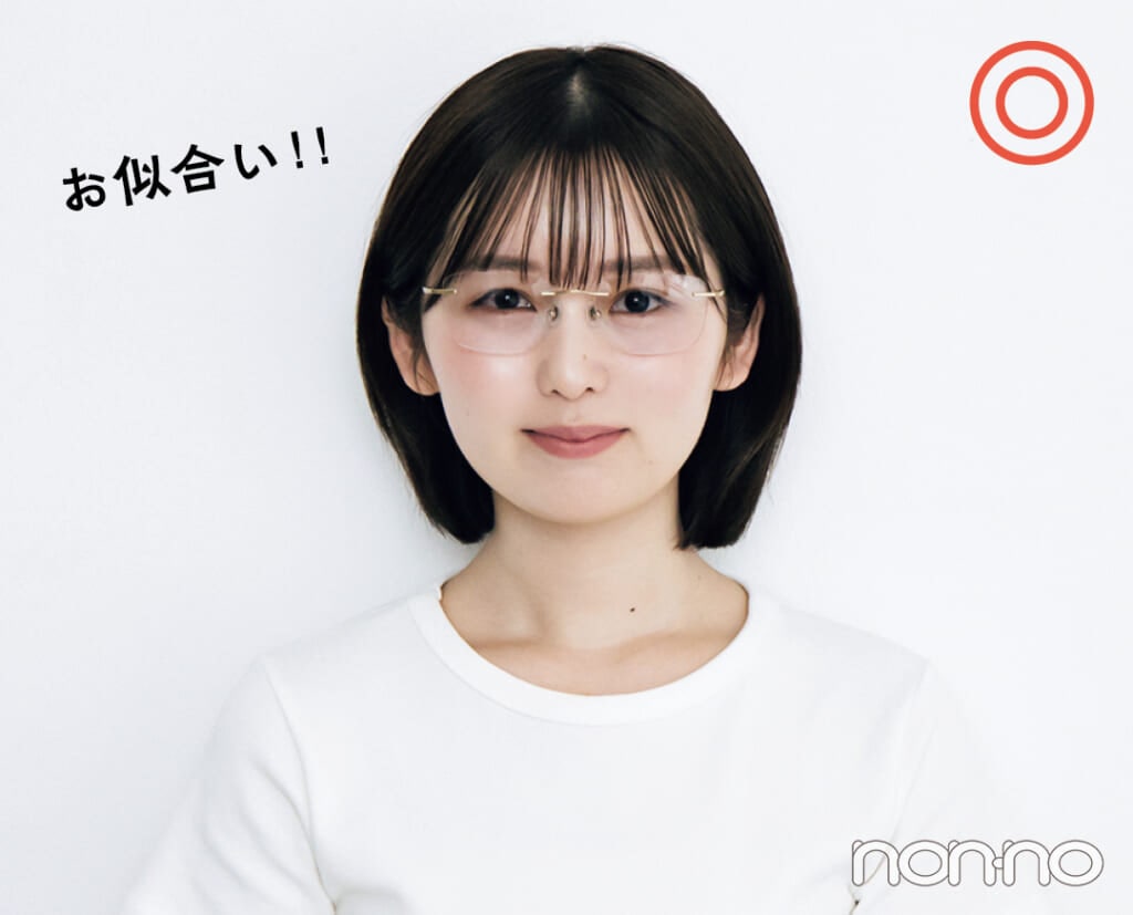 丸顔に似合うリムレスフレームのサングラスをかけたカット