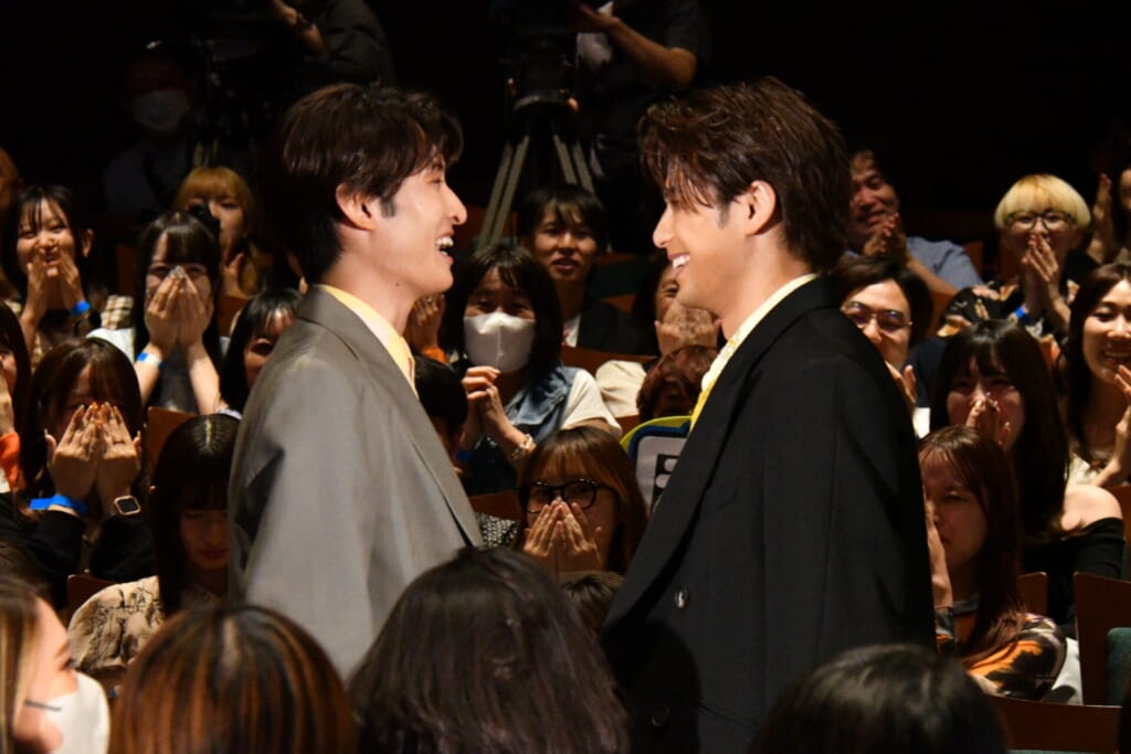 客席にサプライズ登場し、微笑みあう森崎ウィンさん(右)と向井康二さん(左)