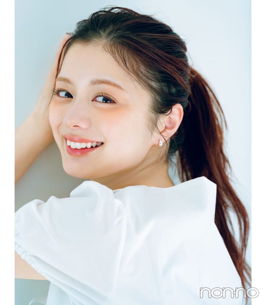 ケイト バウンシーチークシャドウ OR-1を使ってヘルシーな三日月チークのメイクをした紺野彩夏