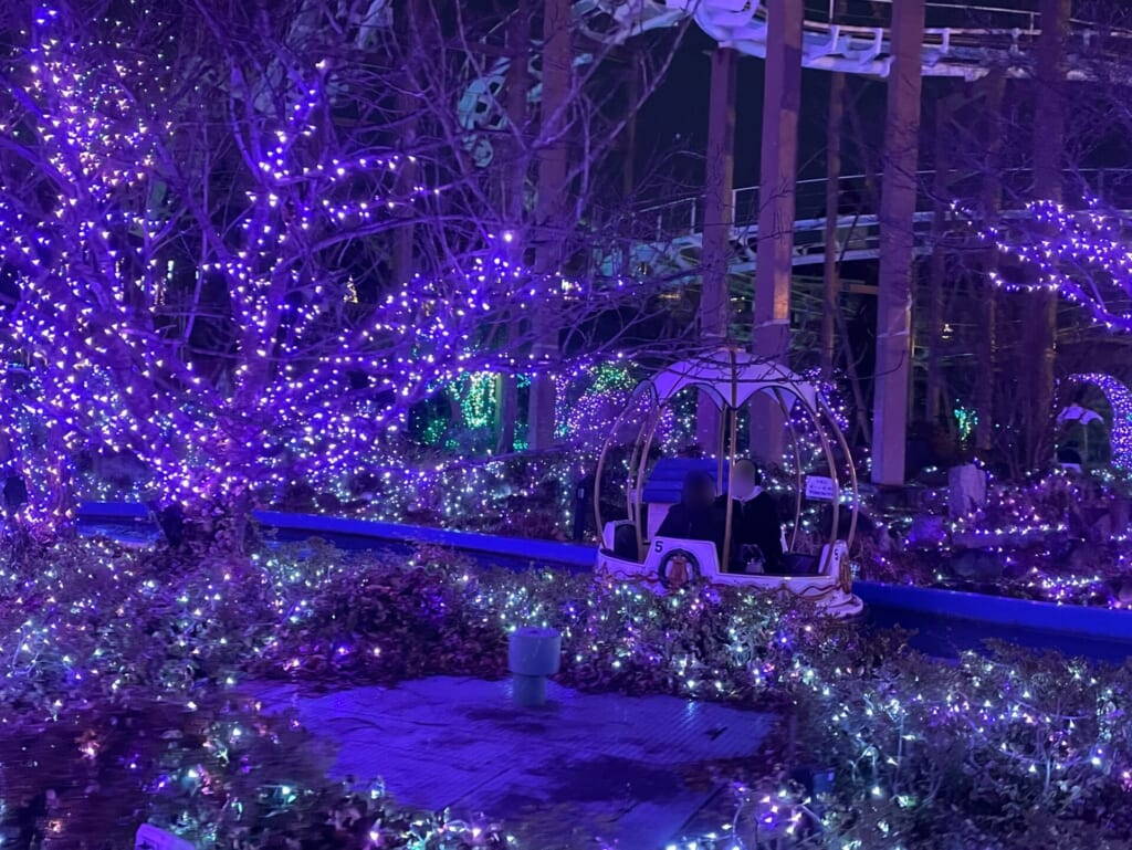 夜のファンタジークルーズ。青紫の光に包まれて幻想的。