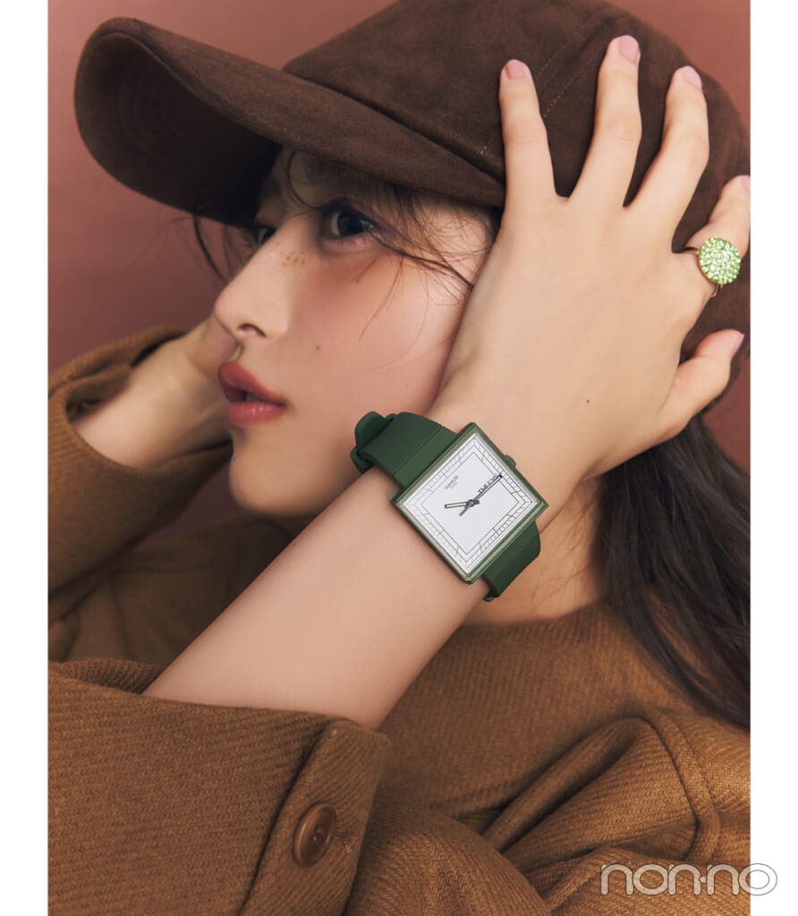Swatchのラバーバンドの腕時計を付けた井上和