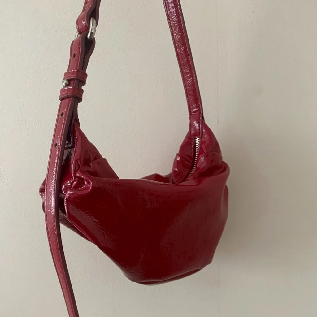 赤のショルダーバッグ