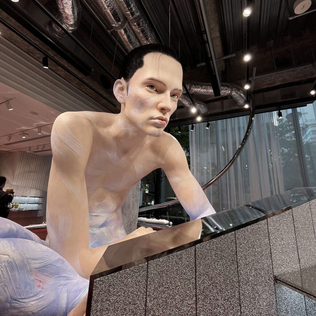 座り込む巨人のオブジェ