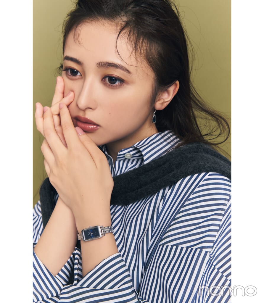 SKAGENのスクエアメタルの腕時計を付けた井上和