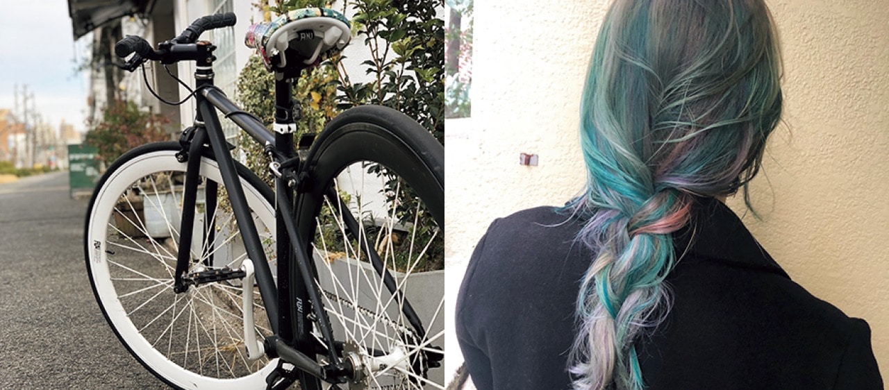 青く髪を染めた野依祐月さんと愛用自転車