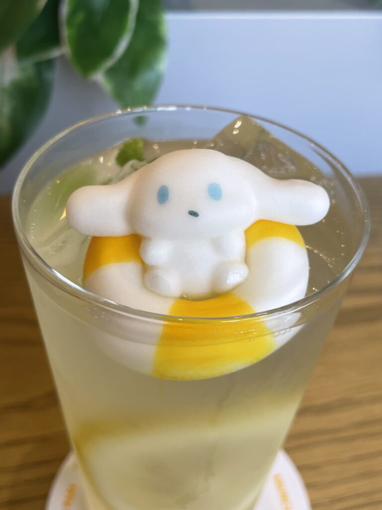 ゆるドキ☆ダイナーで注文したレモネードの上に乗っているシナモンの画像です。