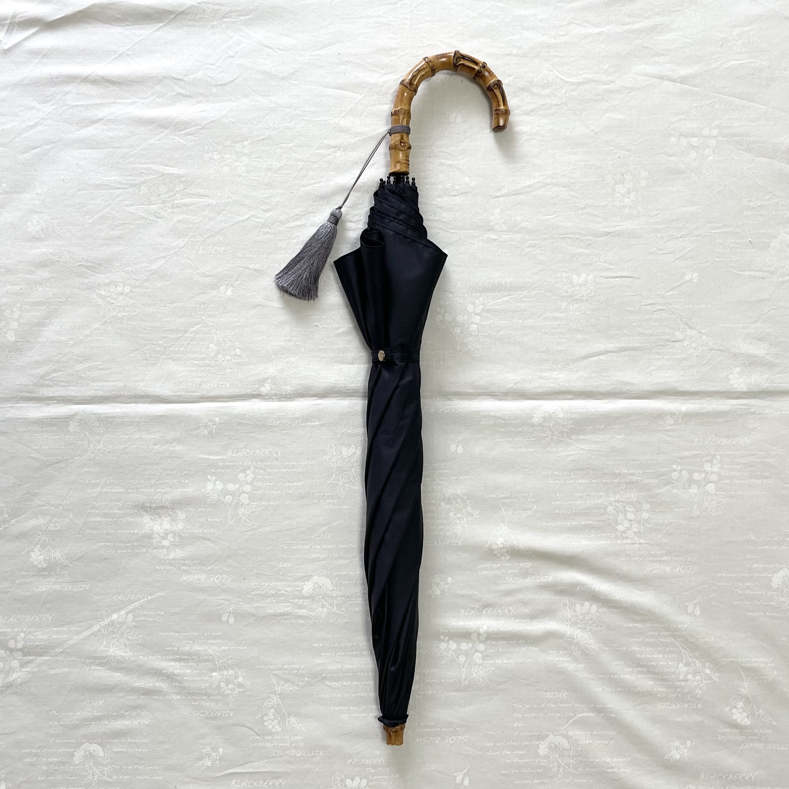 UVO（ウーボ）　折りたたみ傘　２段式　閉じ方①