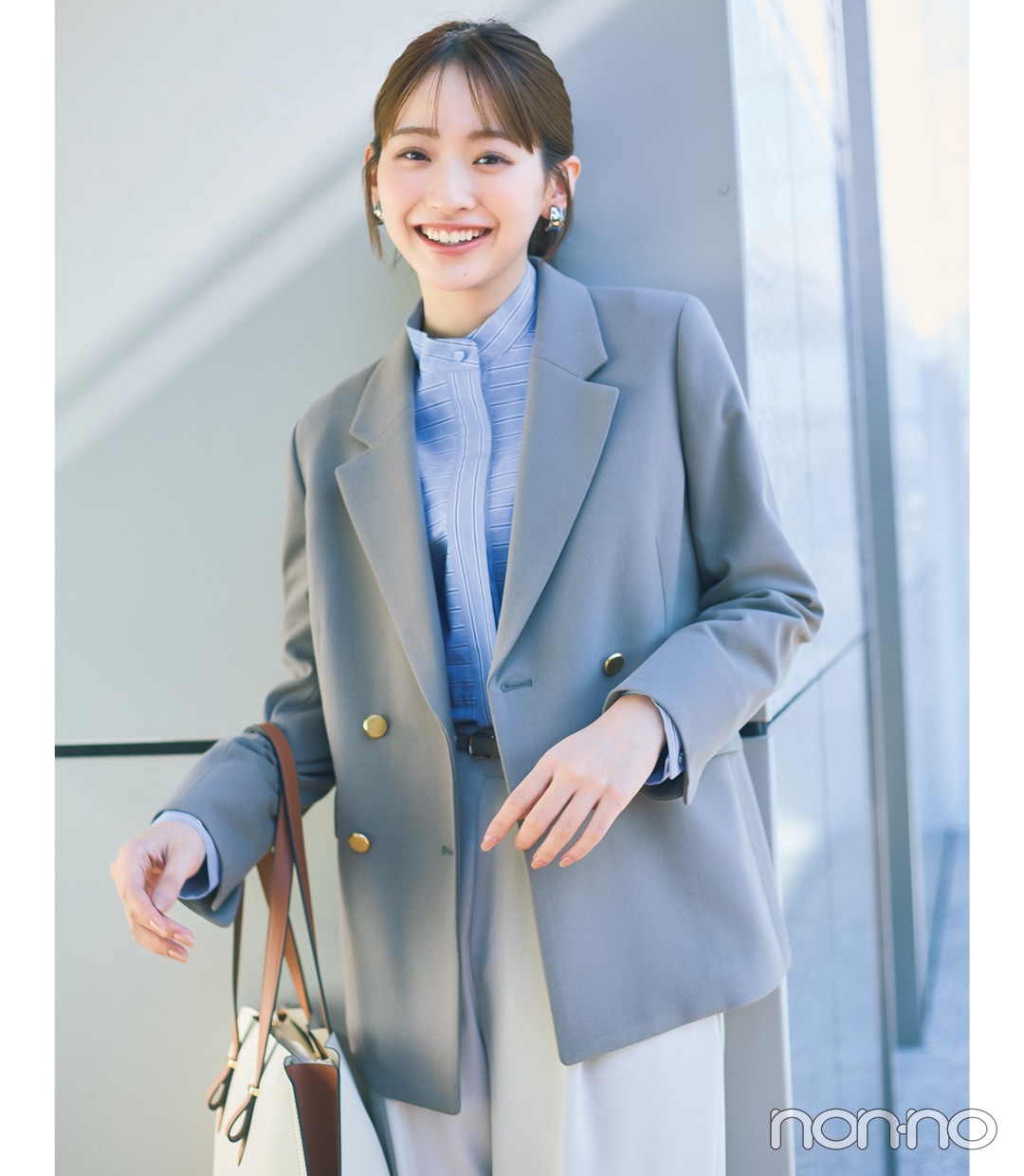 新社会人におすすめの薄い色のグレージャケットとパンツの服装