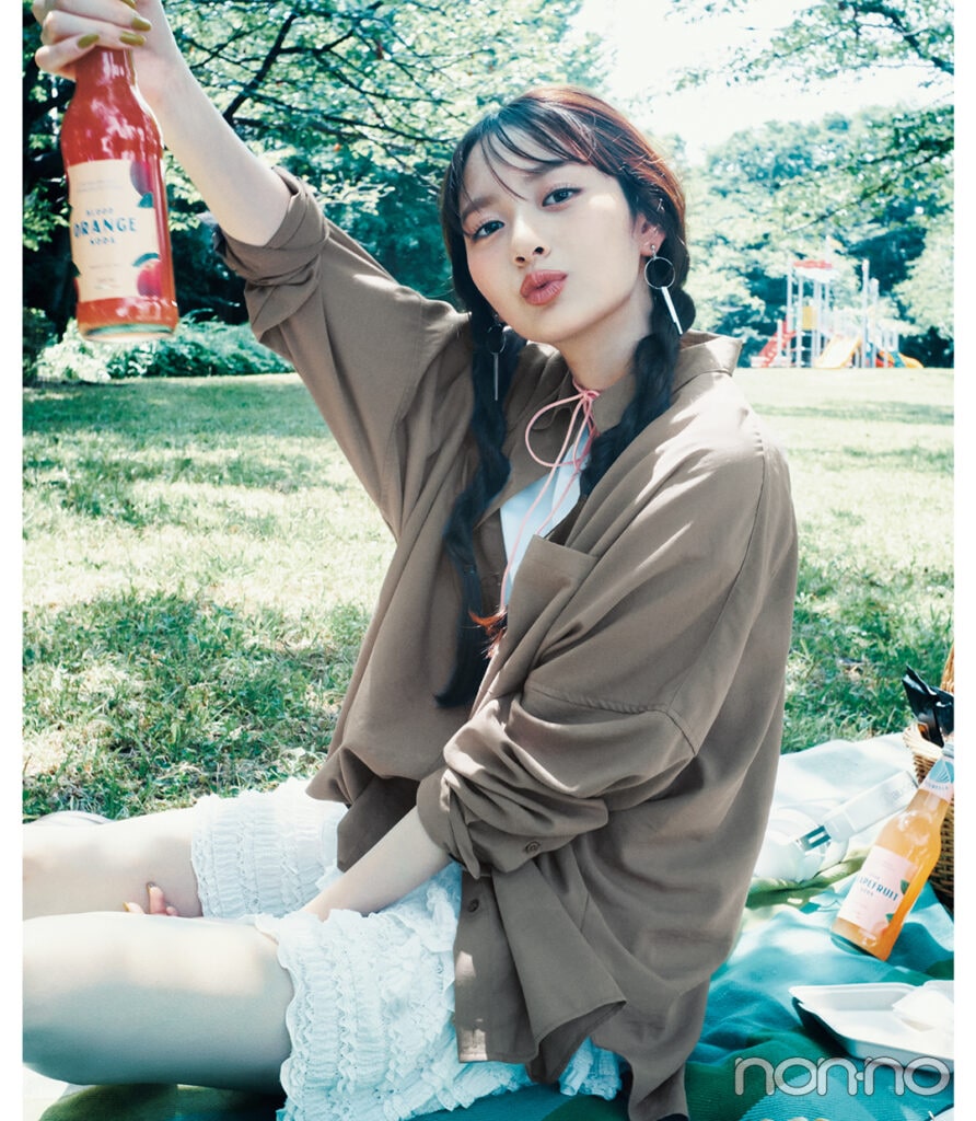 白T×白のミニスカート×ブラウンシャツの夏コーデ