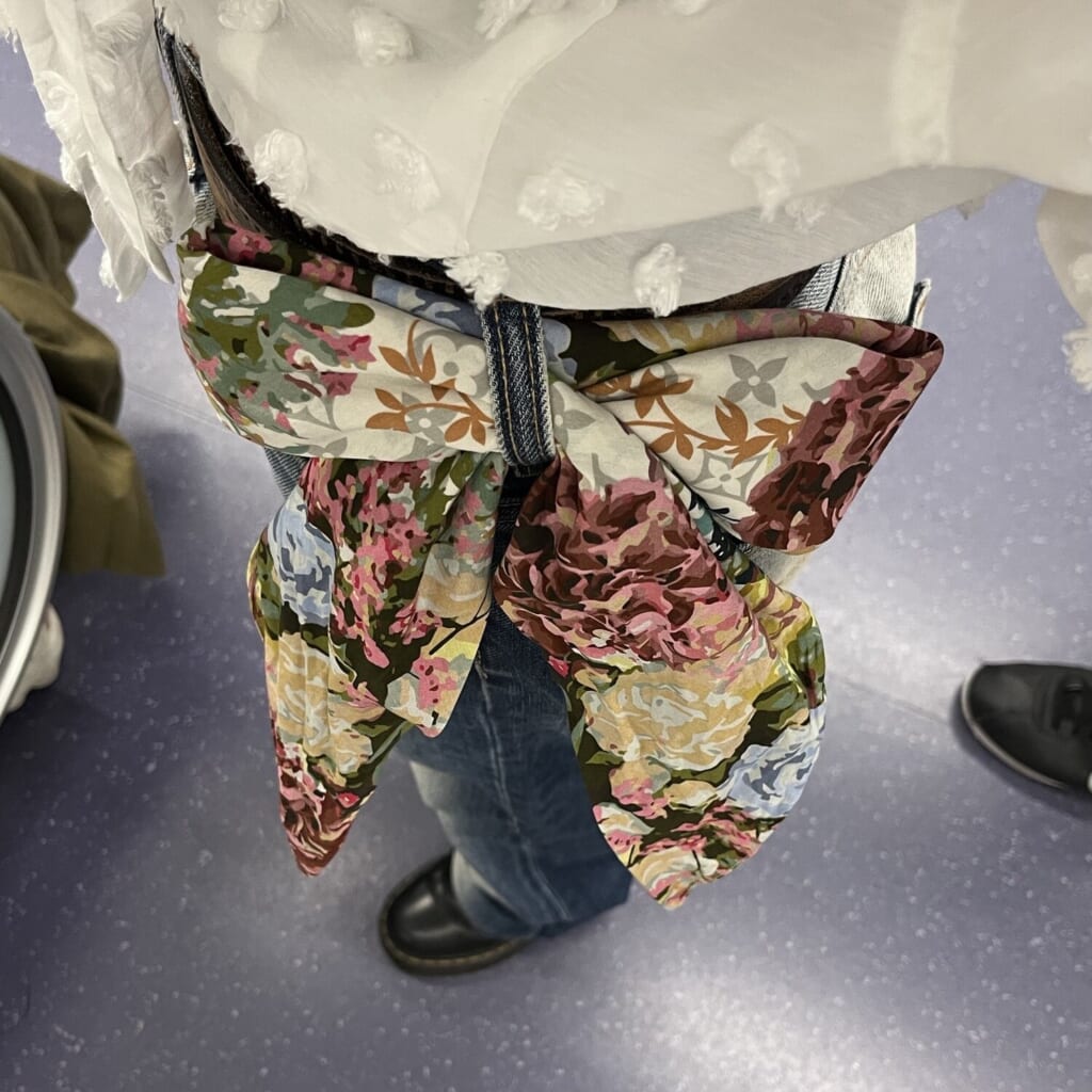 ベルトループに通した花柄のバンダナ リボンの形