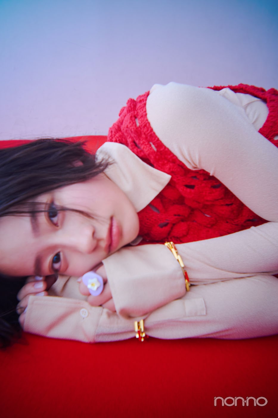 寝転ぶ池端杏慈のアップカット