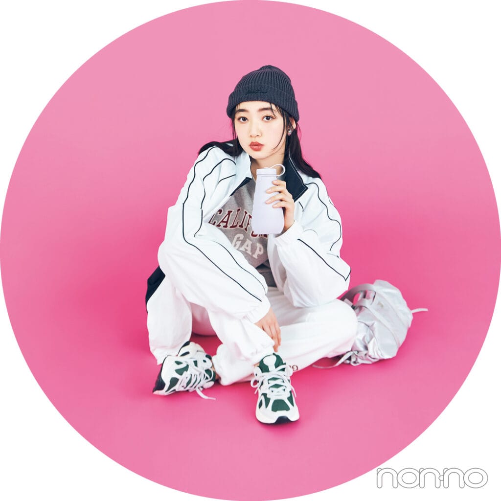 小宮山莉渚の旅行の便利グッズモデルカット1-1