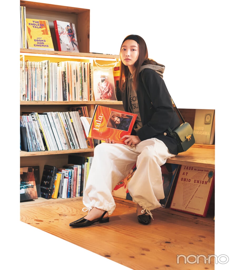 岡本夏美のブックカフェに行く時のコーデ