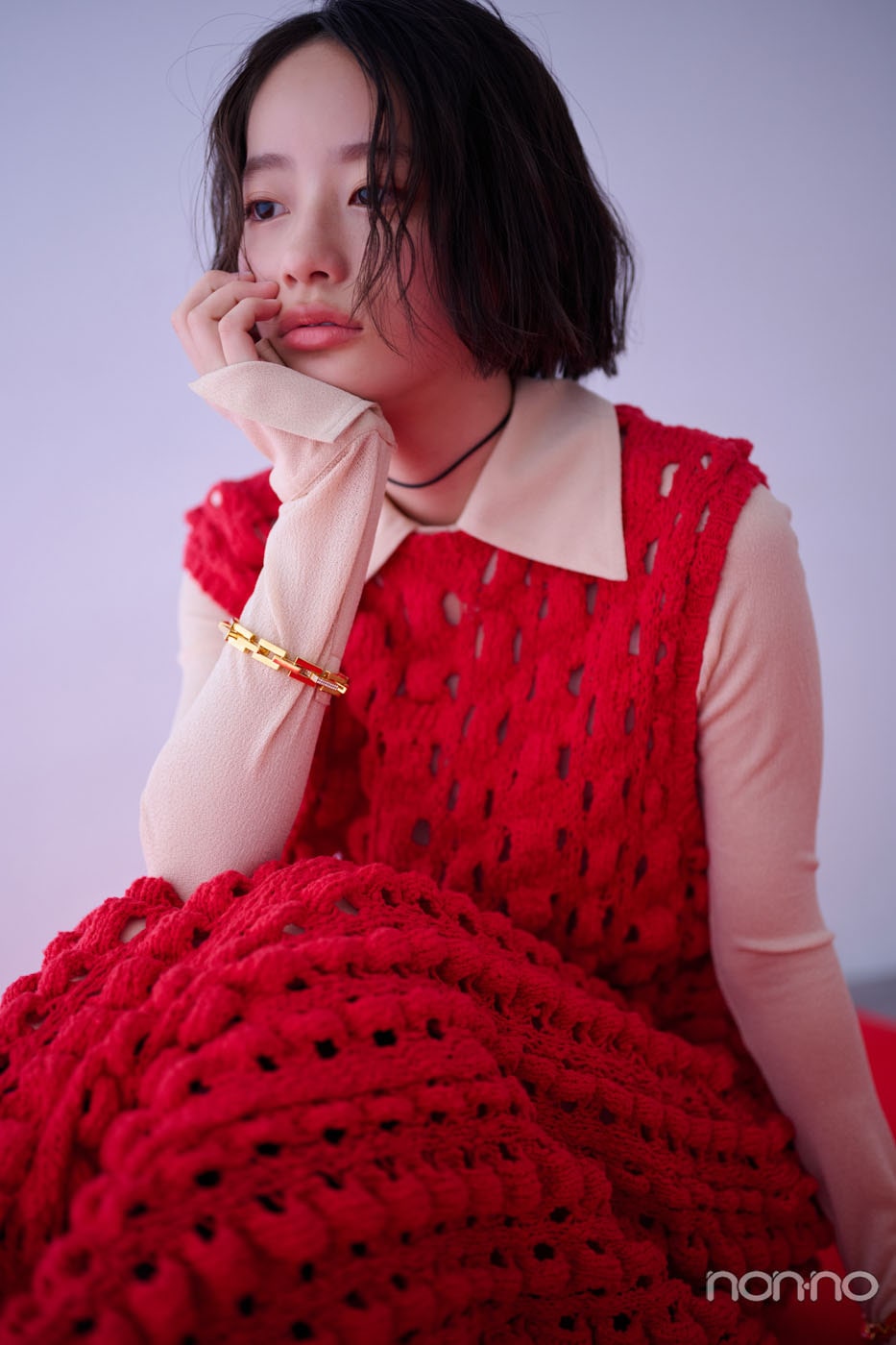 頬杖をつく池端杏慈のアップ