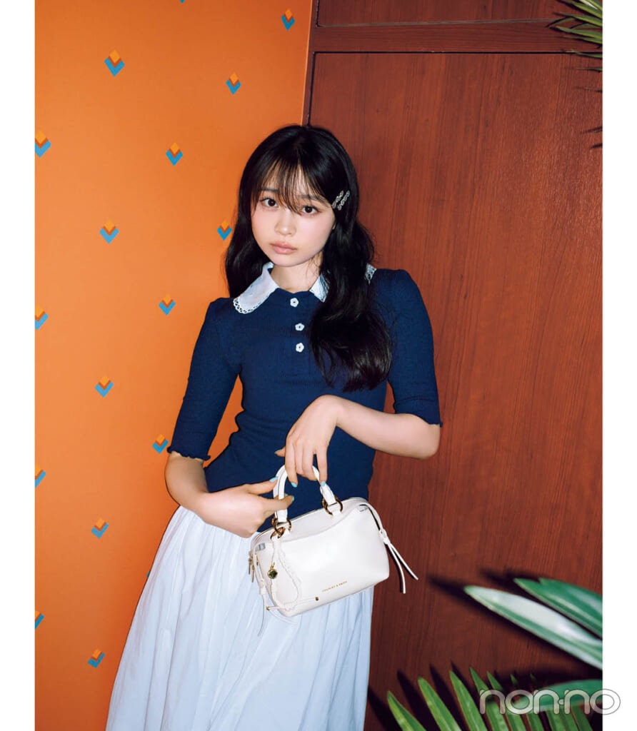 林芽亜里のネイビーの令嬢コーデ　襟付きカットソー