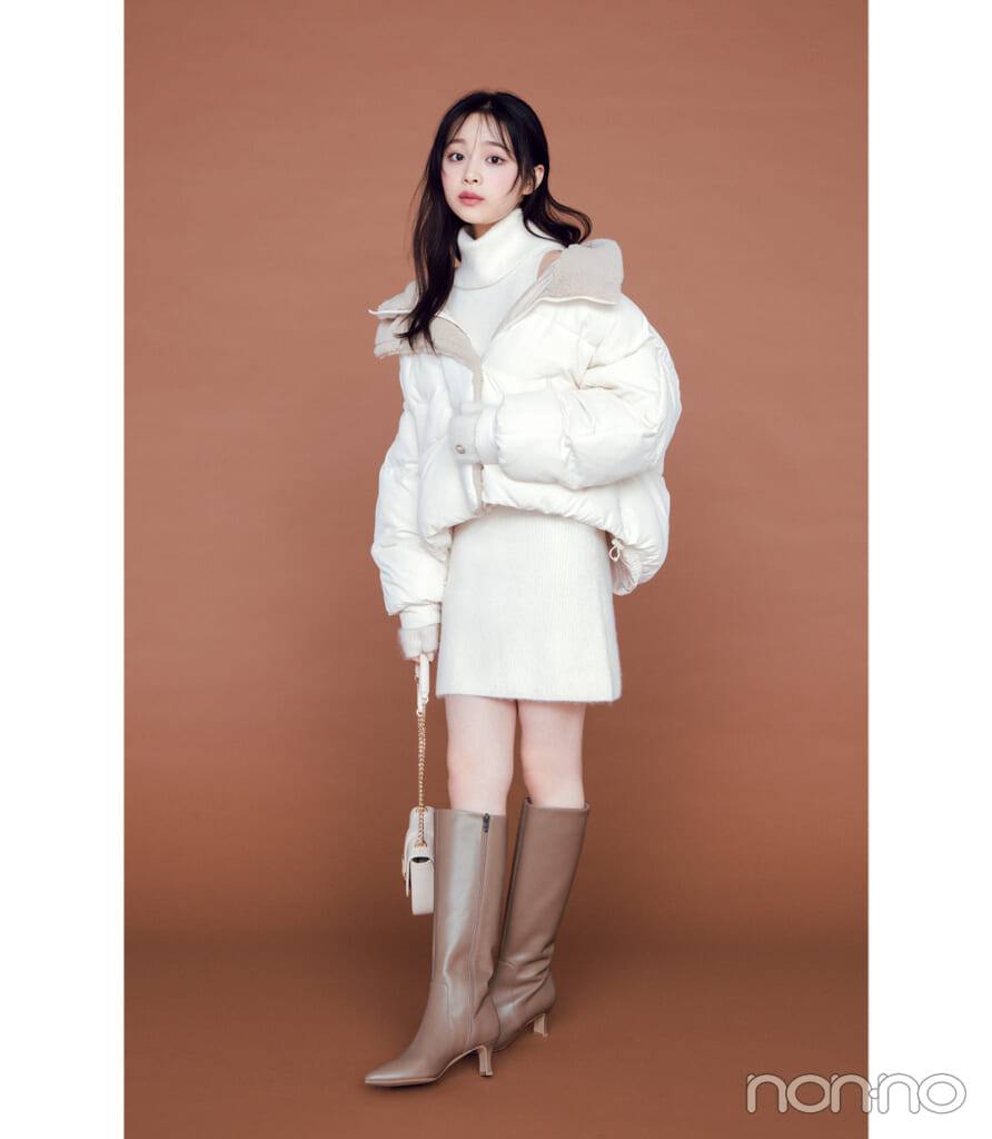 SNIDELのミニワンピ×ダウンのコーデ