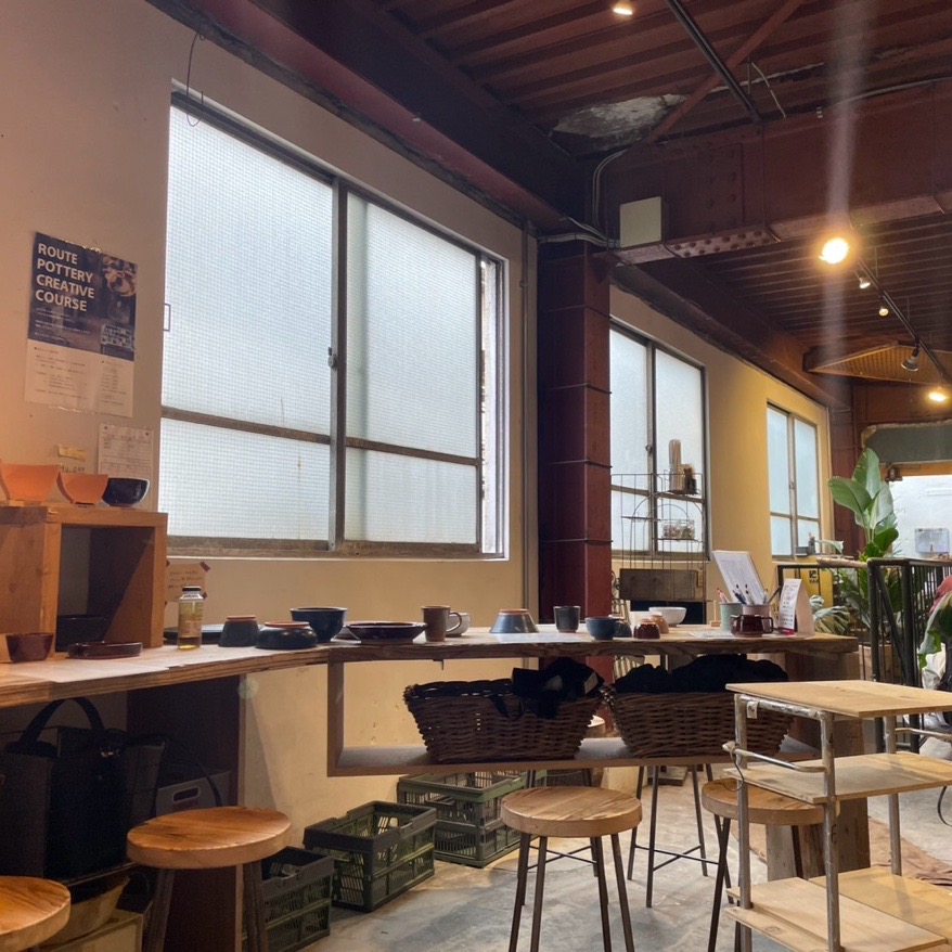 「ROUTE BOOKS」 内の2階「ROUTE POTTERY」の様子