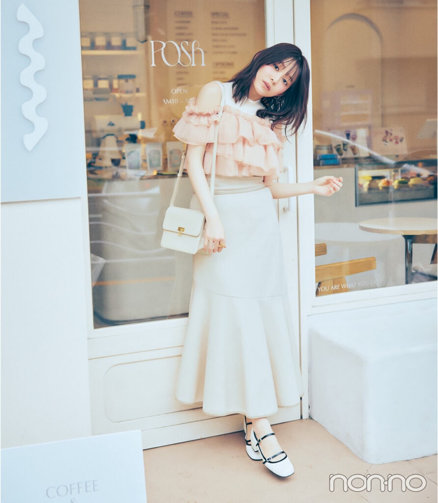【dazzlin】ピンク×アイボリー配色の肩出しフリルを使ったコーデ