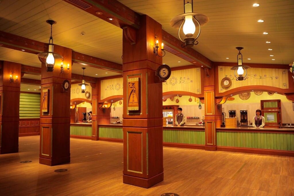 アナと雪の女王をイメージしたレストラン 「アレンデール・ロイヤルバンケット」商品受け取りカウンター